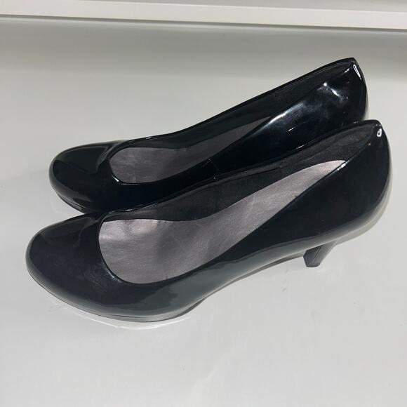 CL by Laundry Black Patent Leather Pumps 7.5M Kitten Heel Slip On Career Shoes - Picture 4 of 6